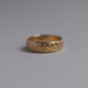 Aesthetic 9ct gold scroll band ring