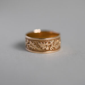 Antique Victorian 18ct gold engraved leaves band ring