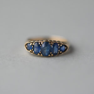 Antique design 9ct gold graduated sapphire boat ring