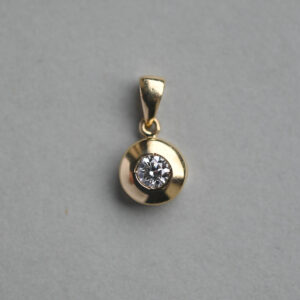 Classic 18ct gold diamond solitaire pendant