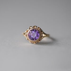 Cutie 9ct gold amethyst ring with rope twist frame