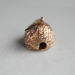 Cutie vintage 9ct gold opening bee hive charm pendant
