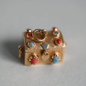 Novelty 18ct gold opening treasure chest charm pendant