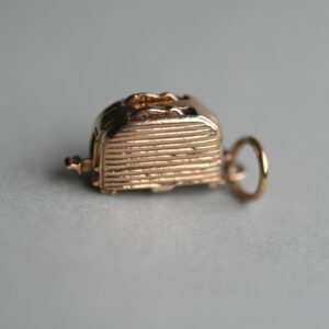 Novelty 9ct gold pop up toaster charm pendant