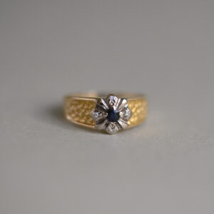 Vintage 18ct gold sapphire and mini diamond floral cluster ring with textured shoulders