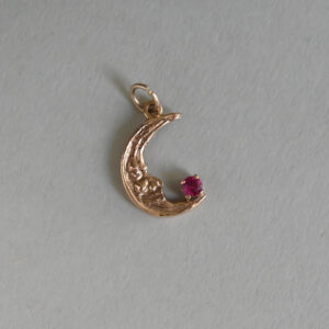 Cutie 9ct gold man in the moon crescent charm pendant with ruby