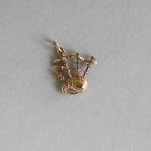 Cutie vintage 9ct gold Scottish bagpipes charm