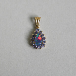 Pretty 9ct gold opal triplet and tanzanite cluster pendant