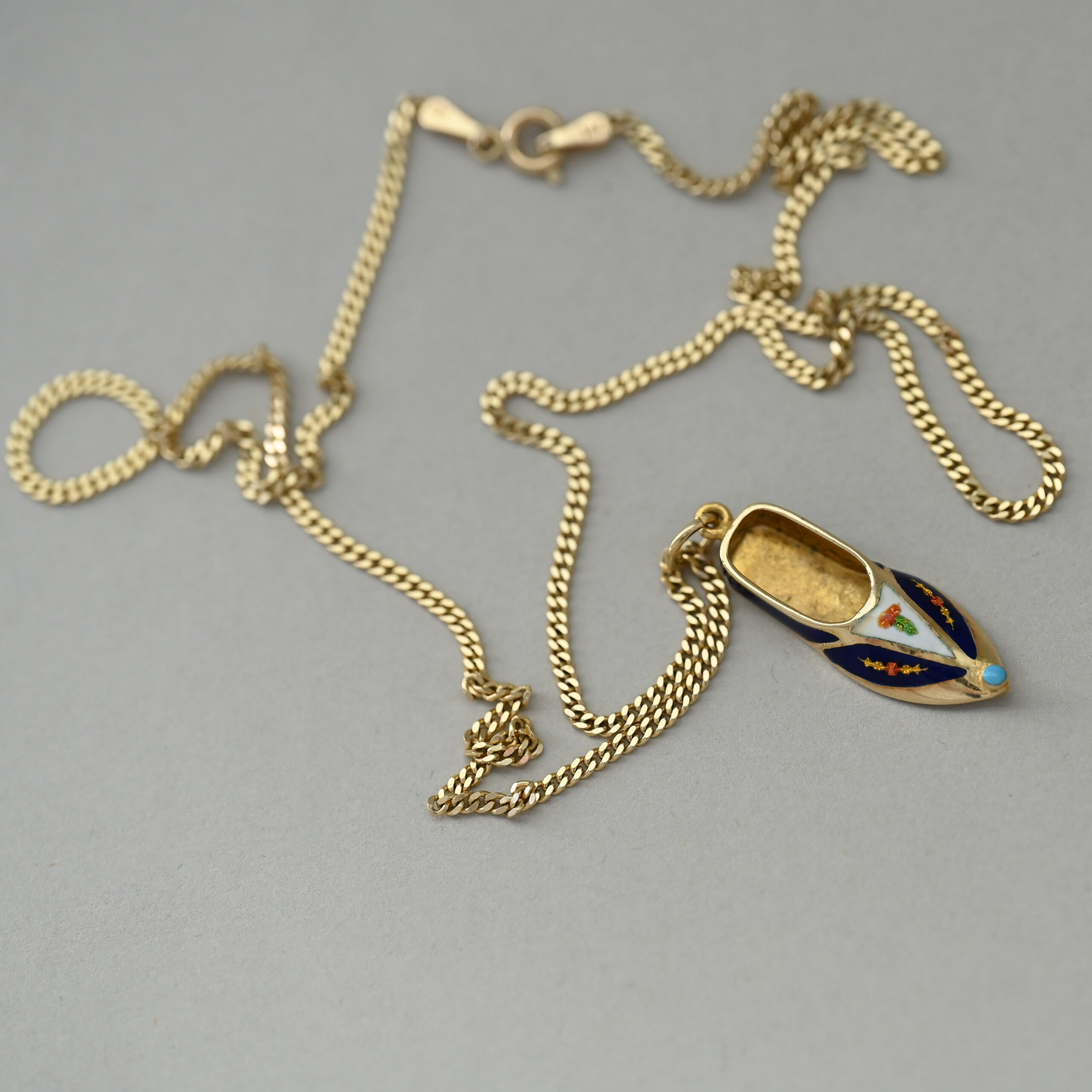 Aesthetic 14ct gold enamel shoe pendant necklace - Image 3