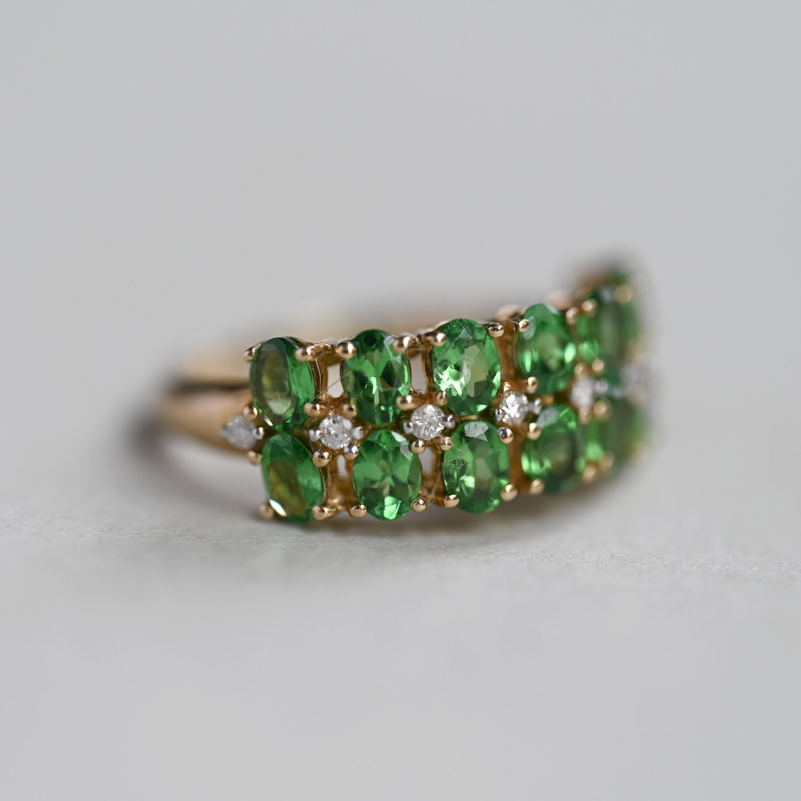 Aesthetic 9ct gold contemporary tsavorite and mini diamond ring - Image 3
