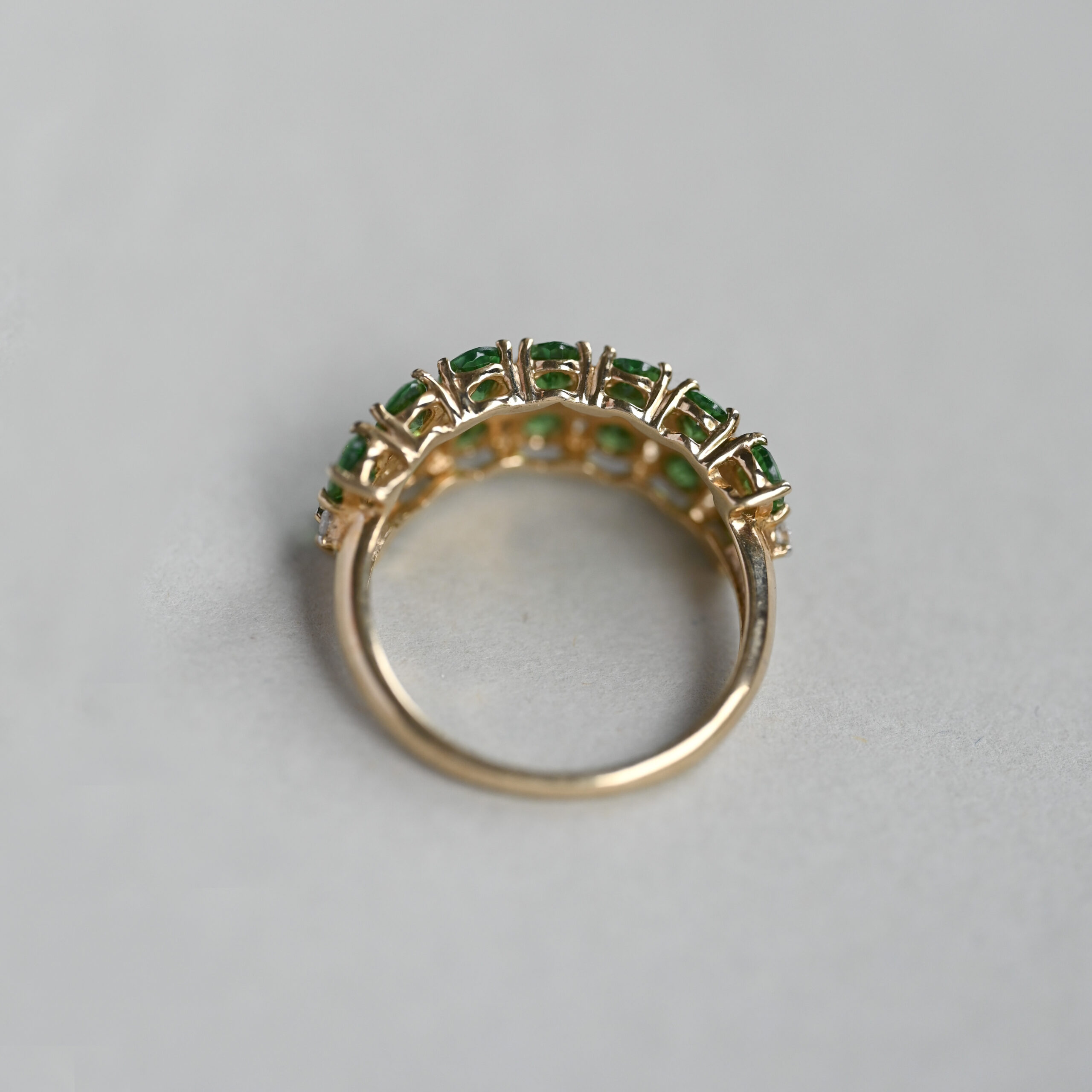 Aesthetic 9ct gold contemporary tsavorite and mini diamond ring - Image 4