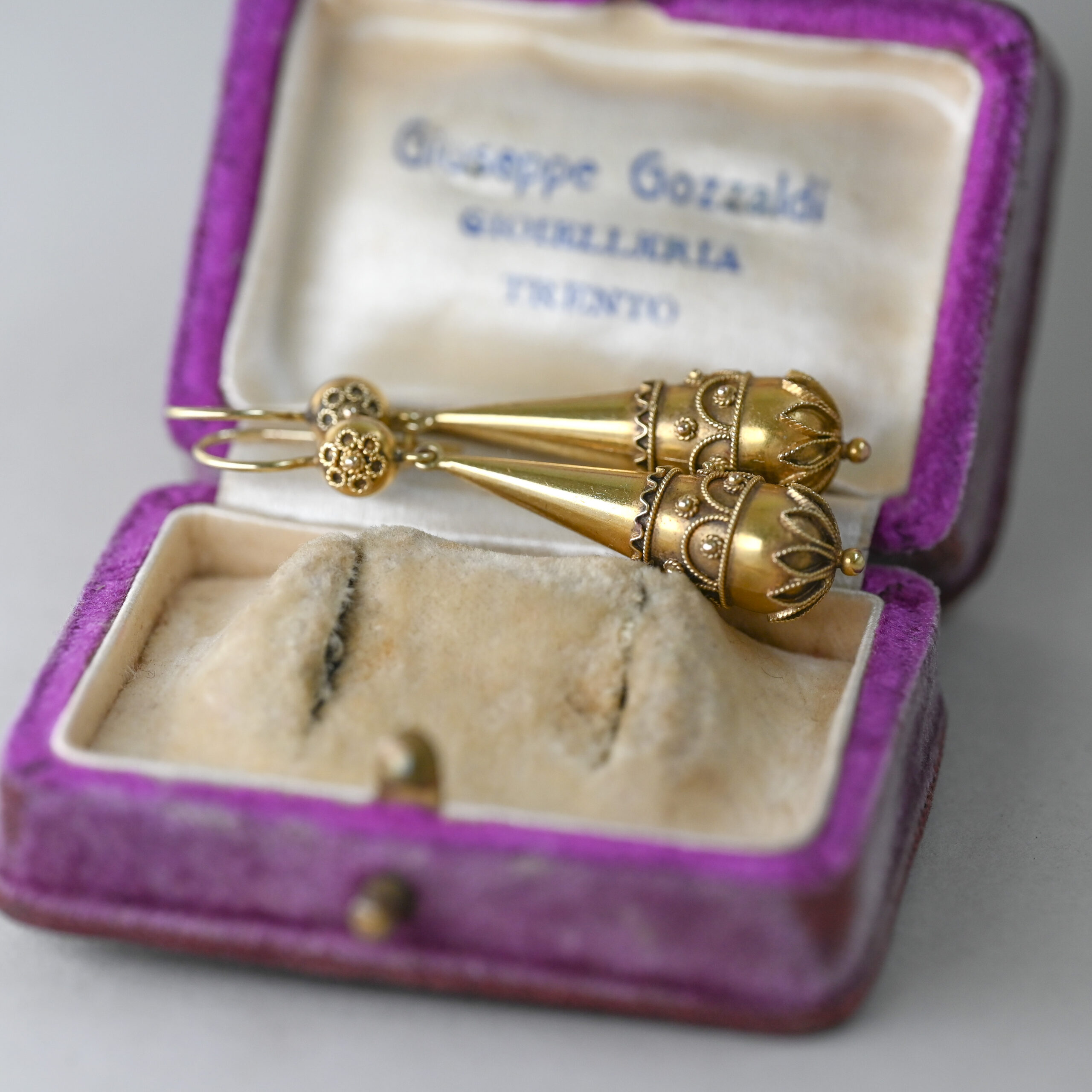 Aesthetic pair of 9ct gold Etruscan Revival cannetille drop earrings - Image 2