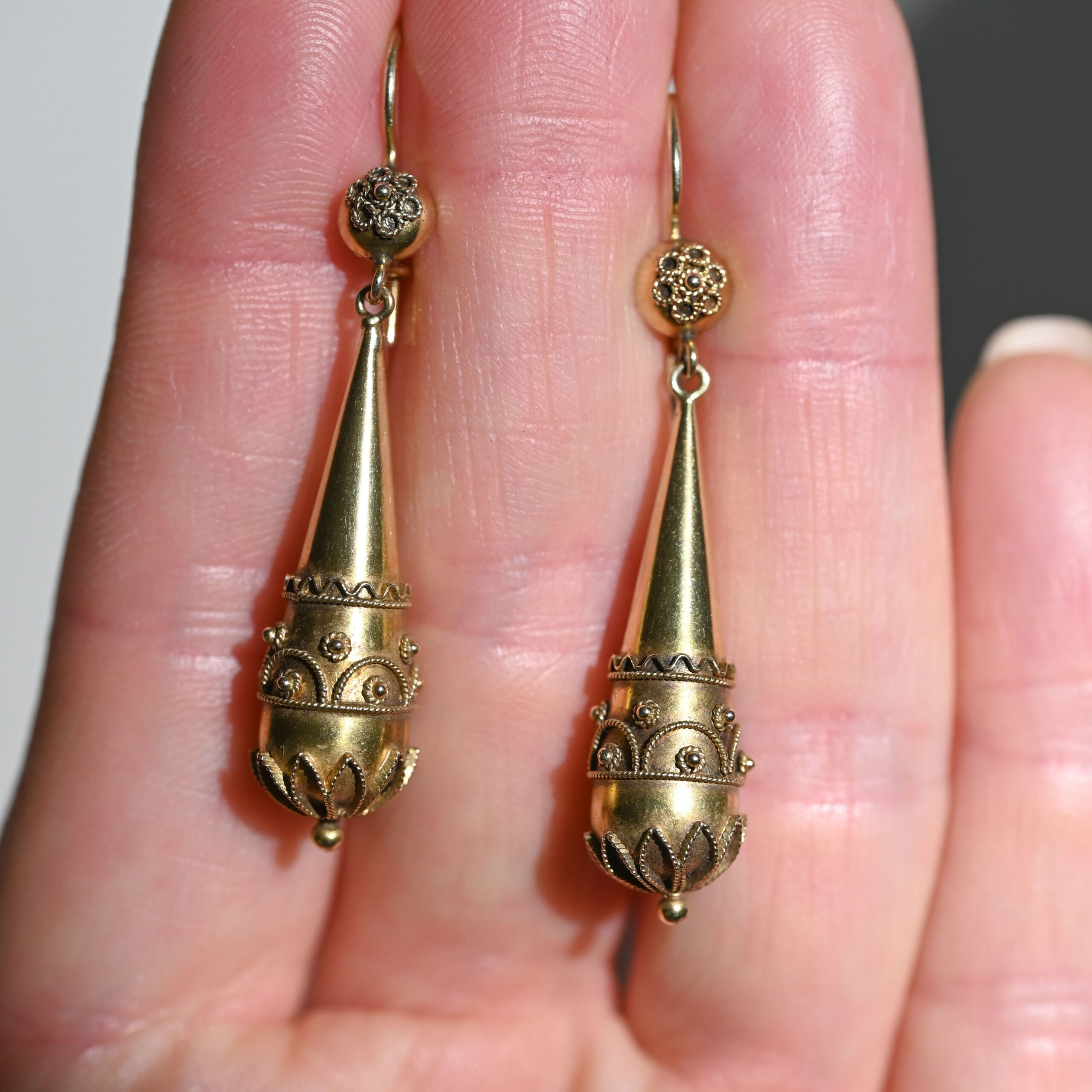 Aesthetic pair of 9ct gold Etruscan Revival cannetille drop earrings - Image 3