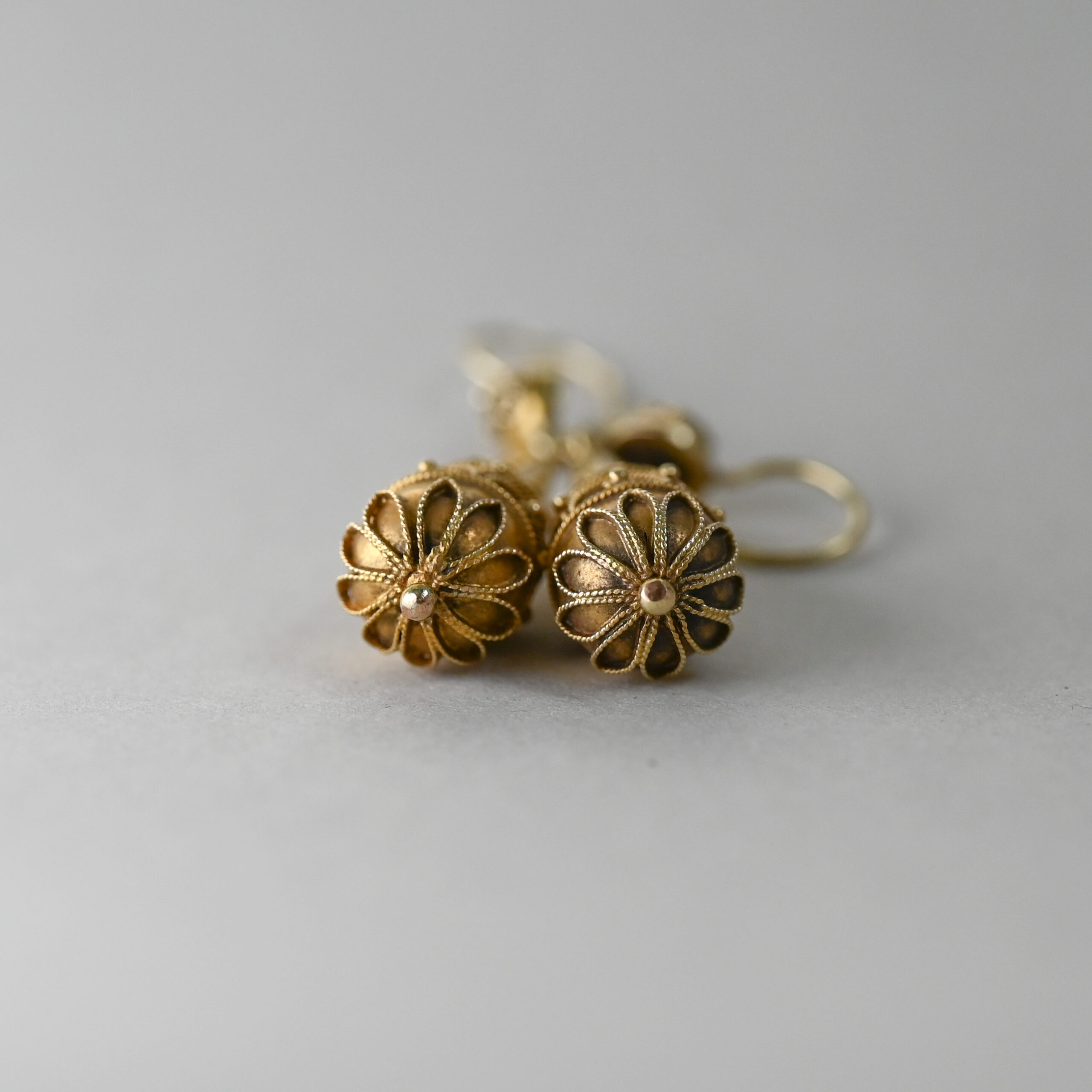 Aesthetic pair of 9ct gold Etruscan Revival cannetille drop earrings - Image 4