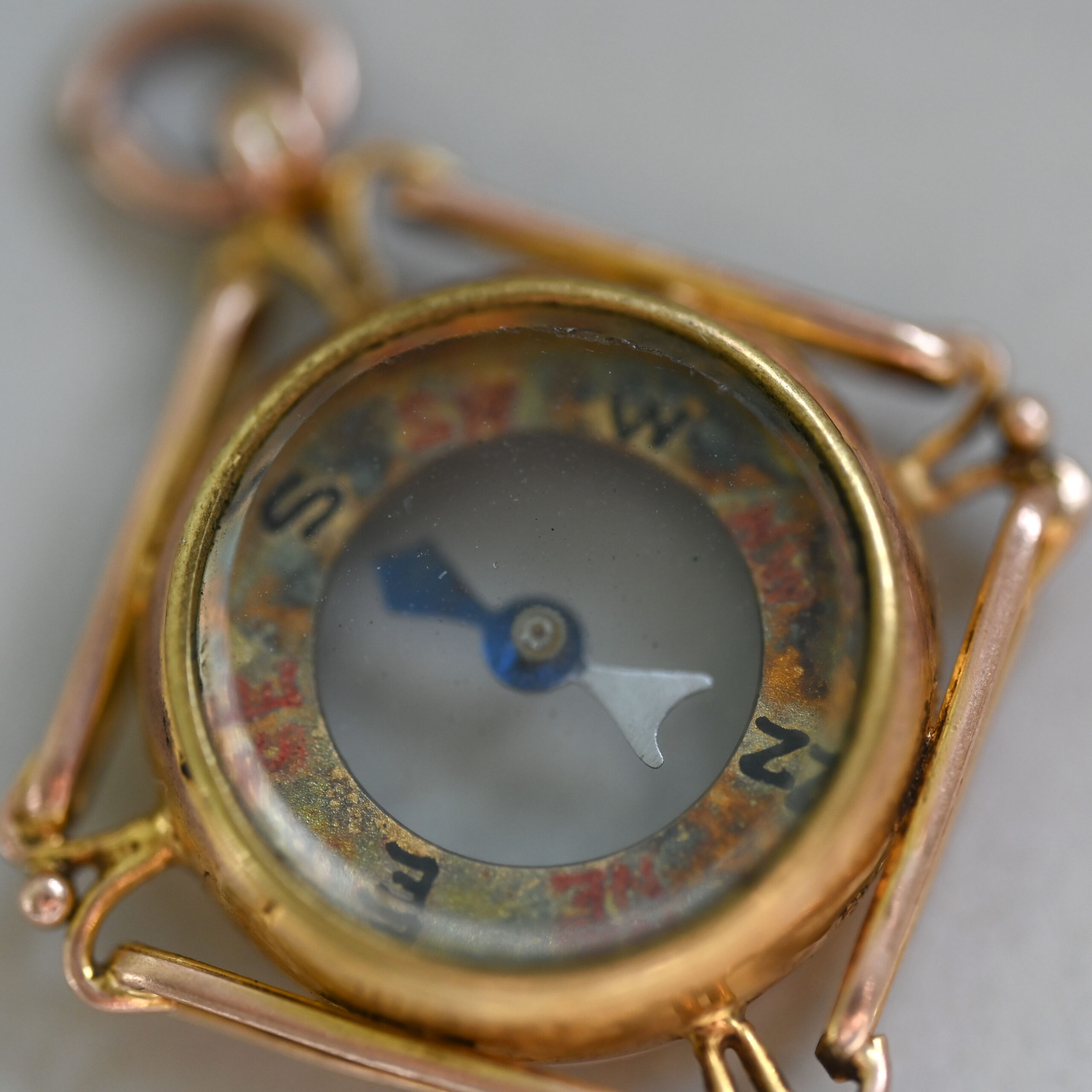 Art Deco 9ct gold compass pendant charm, Chester, 1929 - Image 2