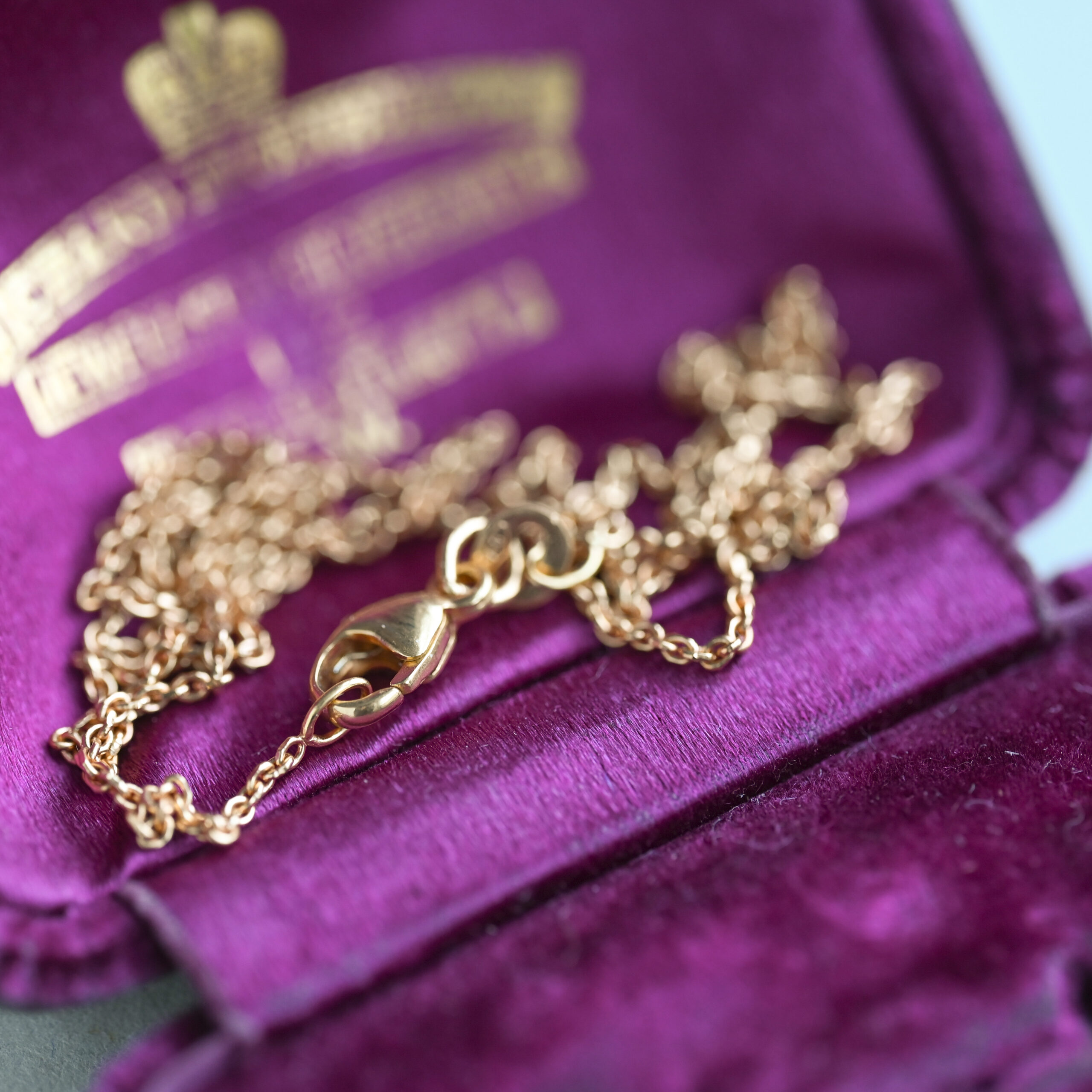 Contemporary 18ct gold skinny chain with lobster clasp - Image 2