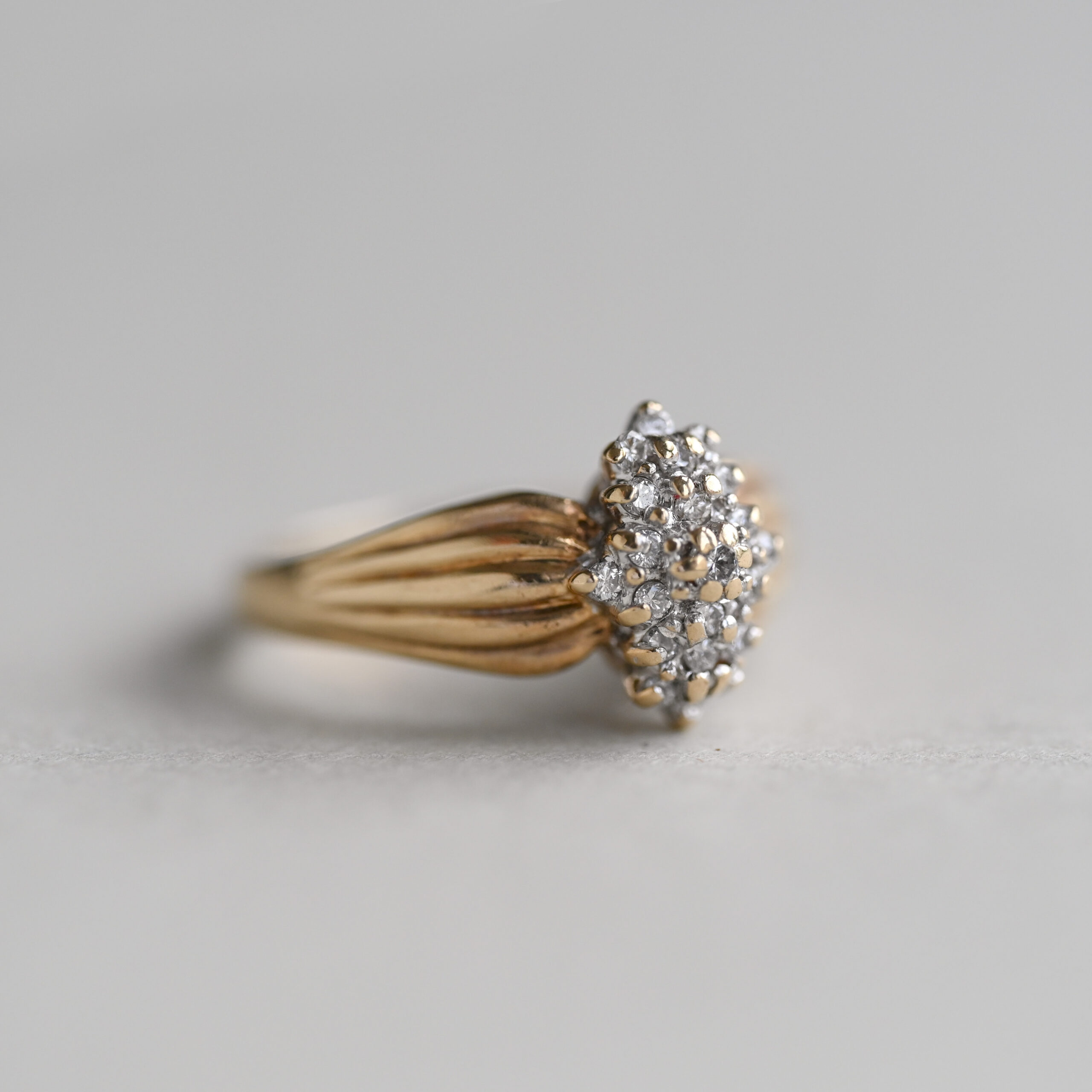 Contemporary 9ct gold mini diamond ring with grooved shoulders - Image 2