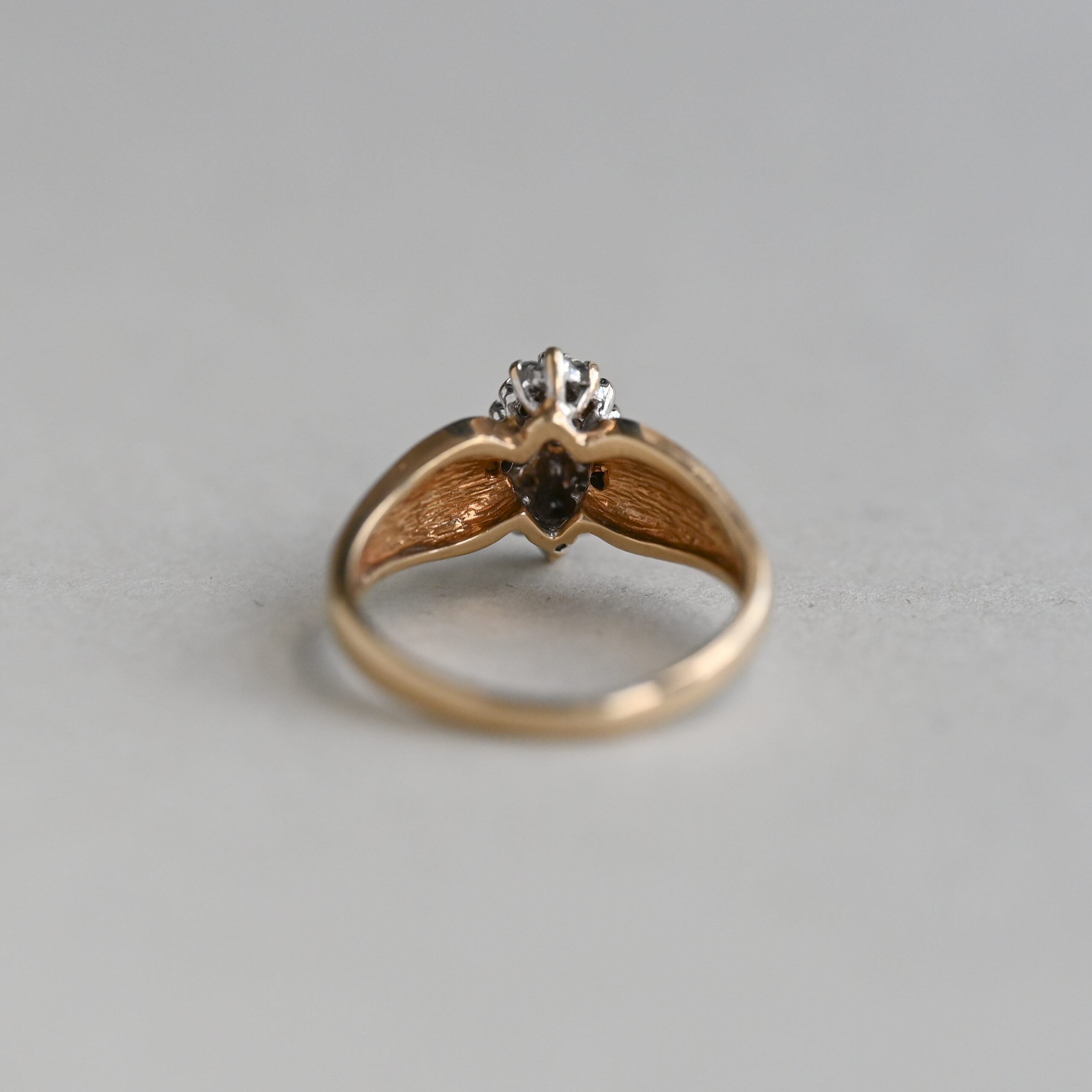 Contemporary 9ct gold mini diamond ring with grooved shoulders - Image 4