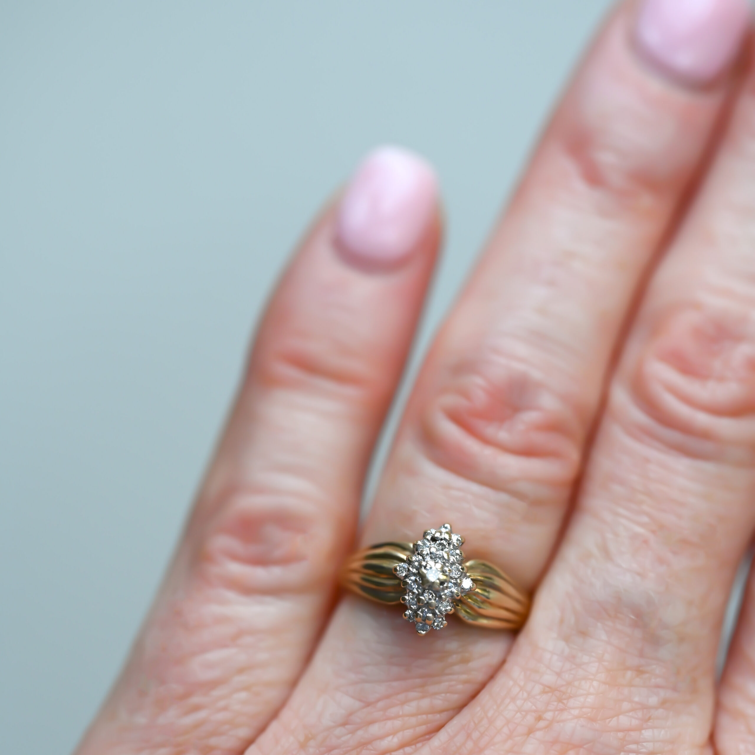 Contemporary 9ct gold mini diamond ring with grooved shoulders - Image 3