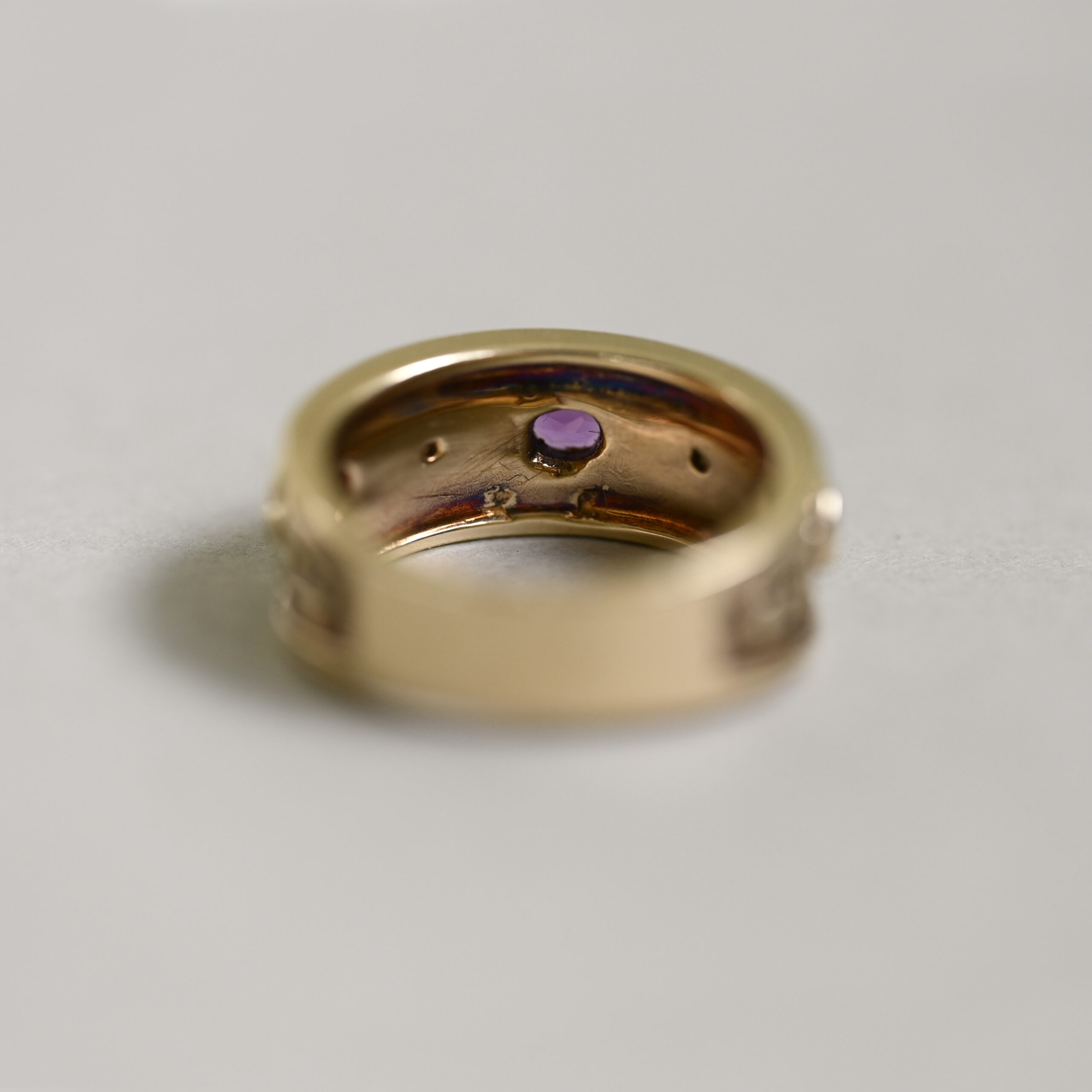 Contemporary 9ct gold multi gemstone and mini diamond Byzantine design band ring, heavy - Image 3