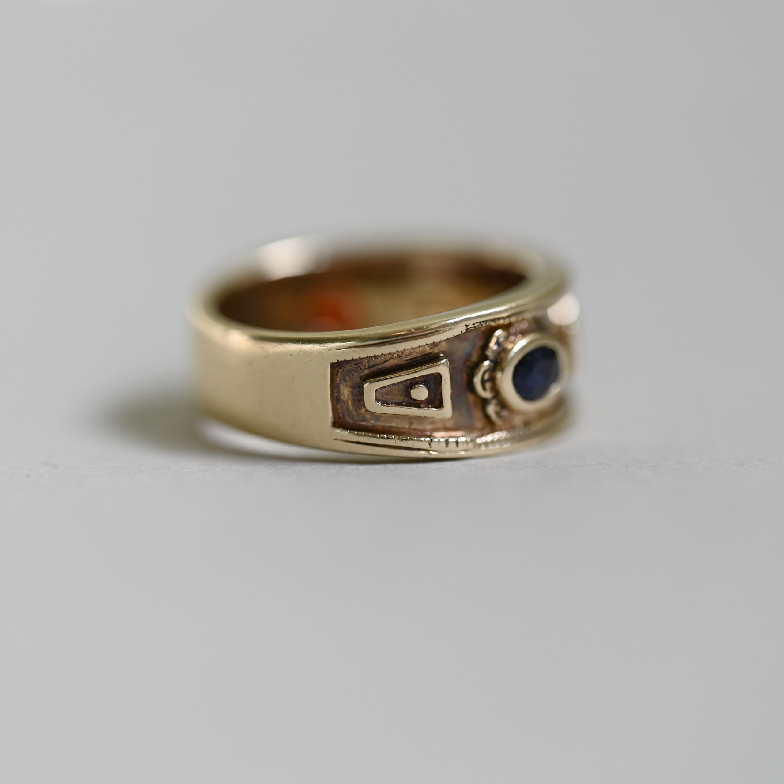 Contemporary 9ct gold multi gemstone and mini diamond Byzantine design band ring, heavy - Image 4