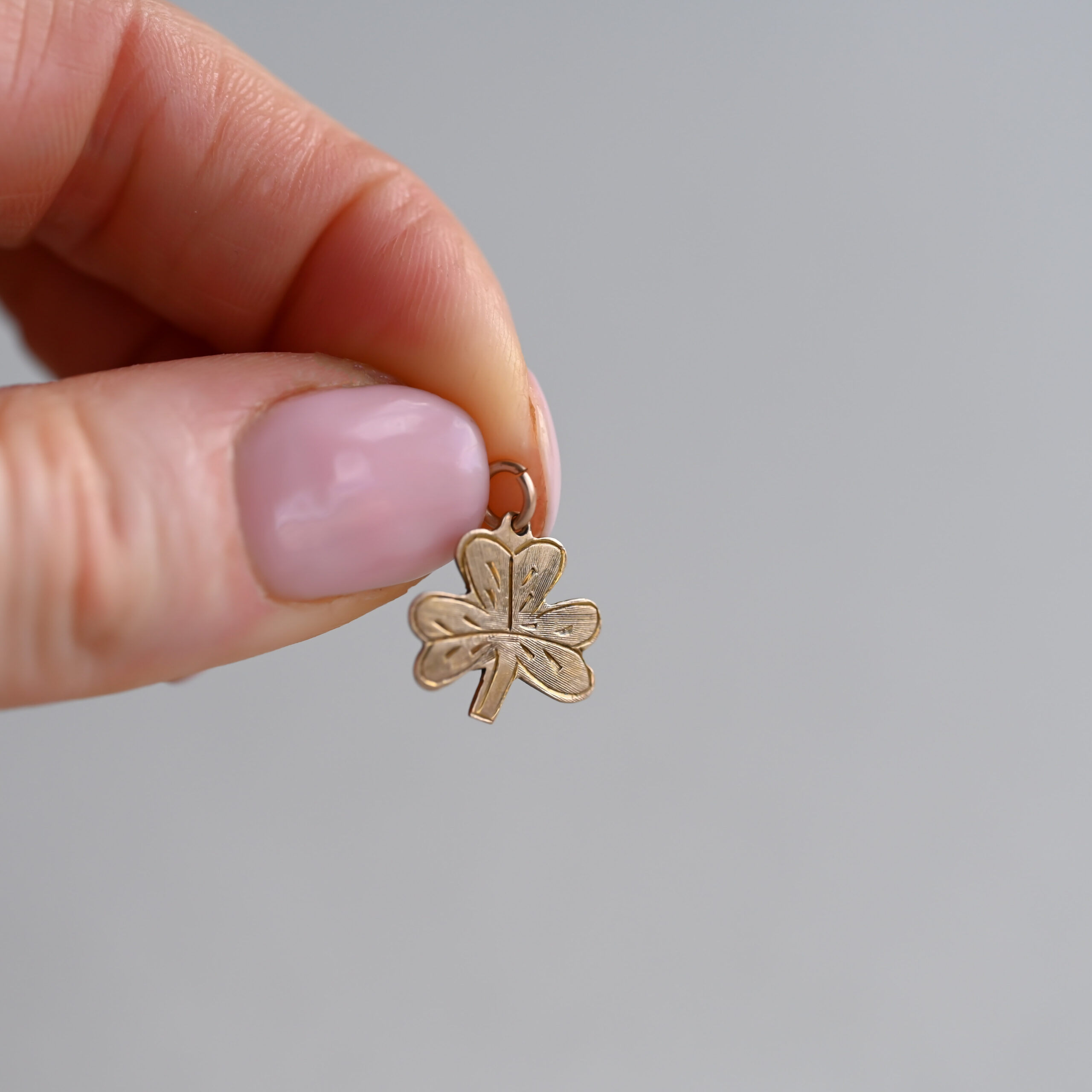 Cutie 9ct gold engraved clover charm pendant - Image 2