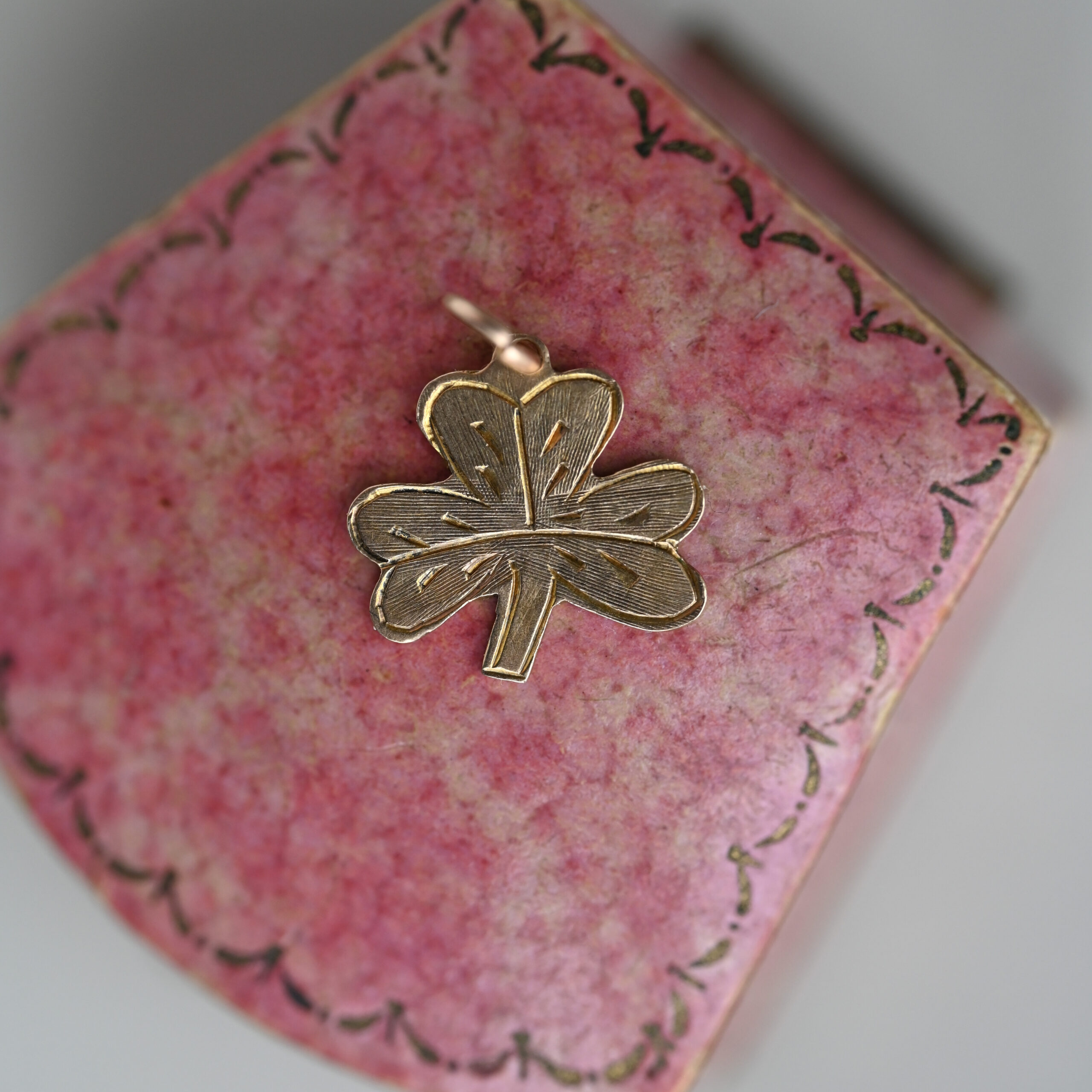 Cutie 9ct gold engraved clover charm pendant - Image 3