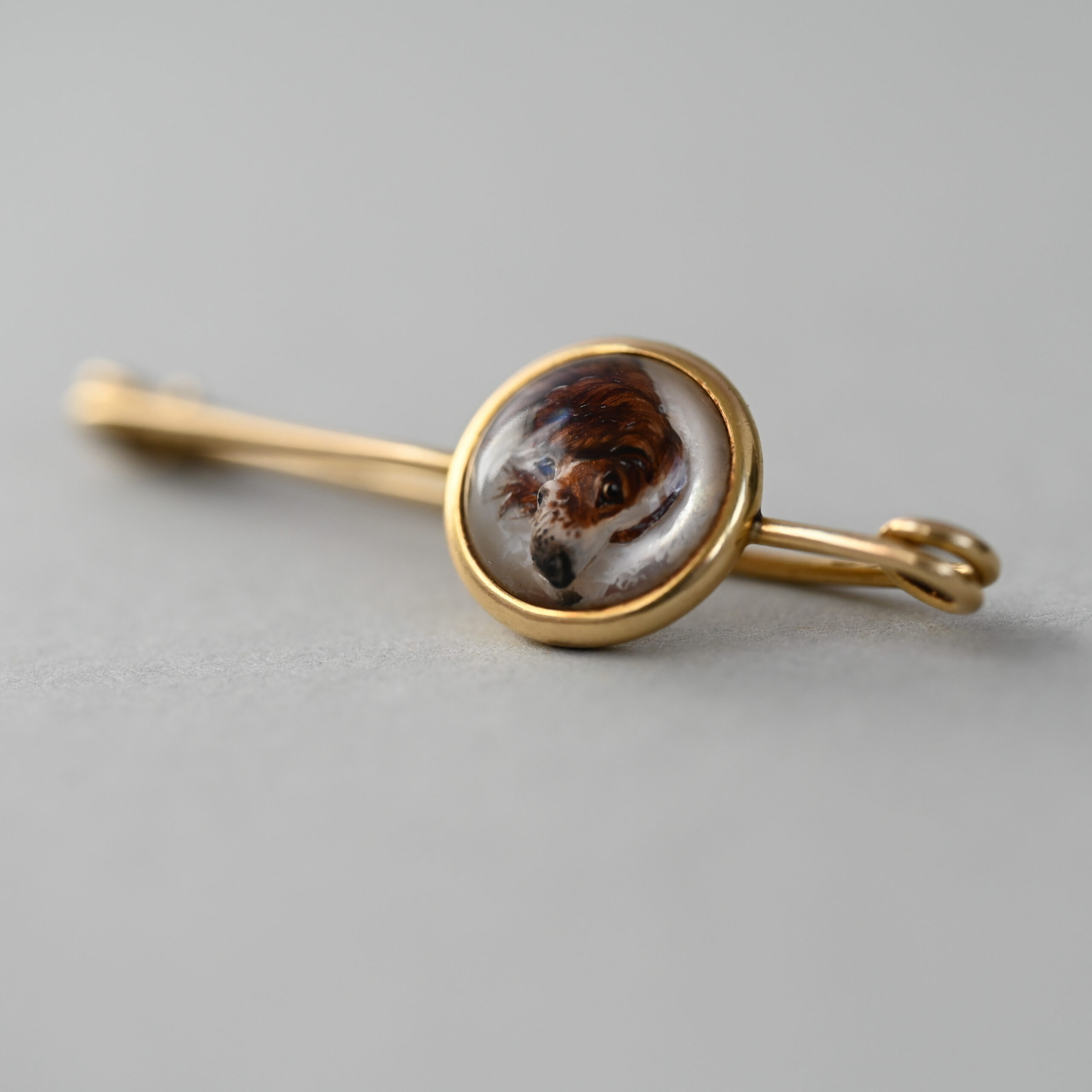 Antique Victorian 15ct gold reverse painted Essex Crystal Cocker Spaniel dog brooch pin, c.1880s - 1900 - Image 3