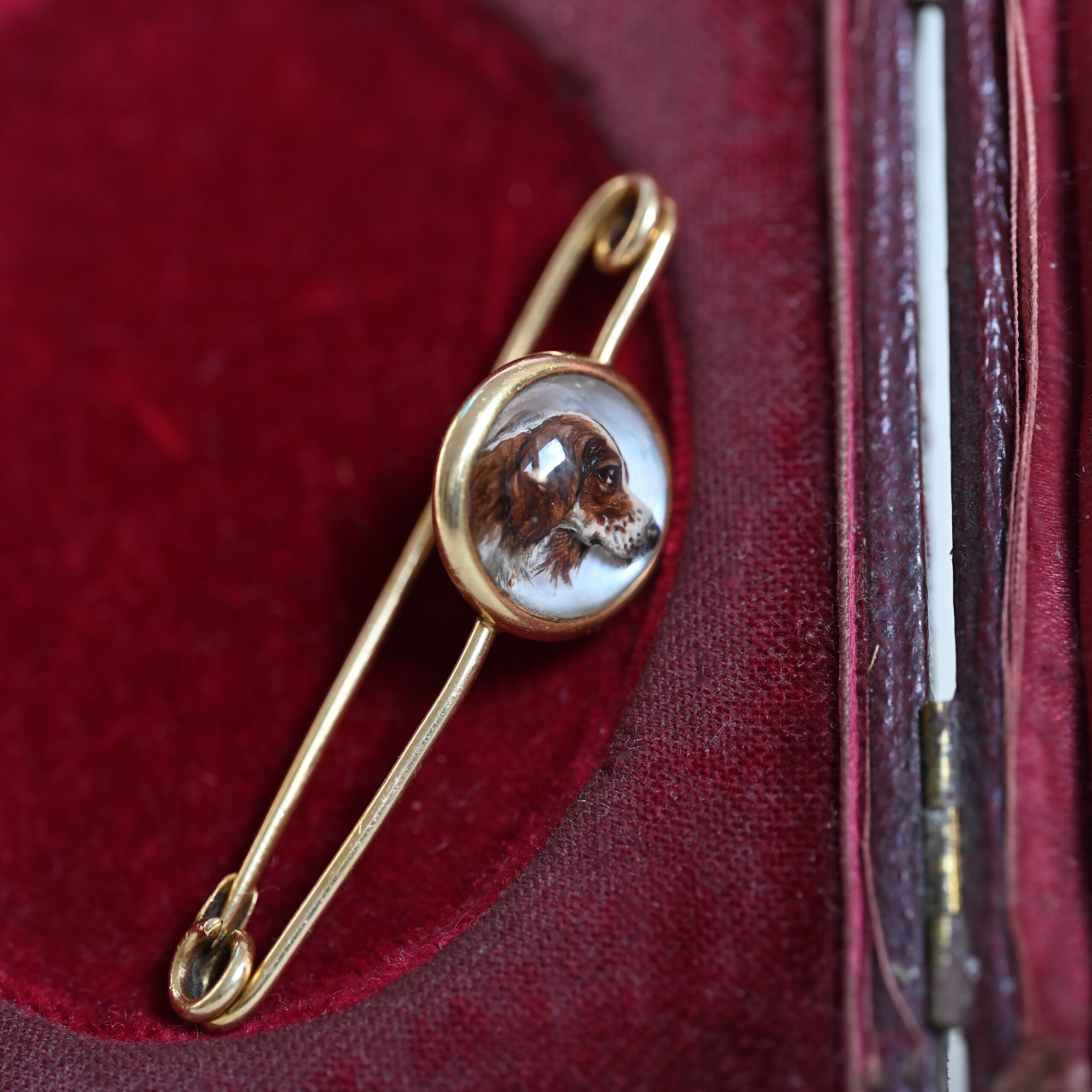 Antique Victorian 15ct gold reverse painted Essex Crystal Cocker Spaniel dog brooch pin, c.1880s - 1900 - Image 2