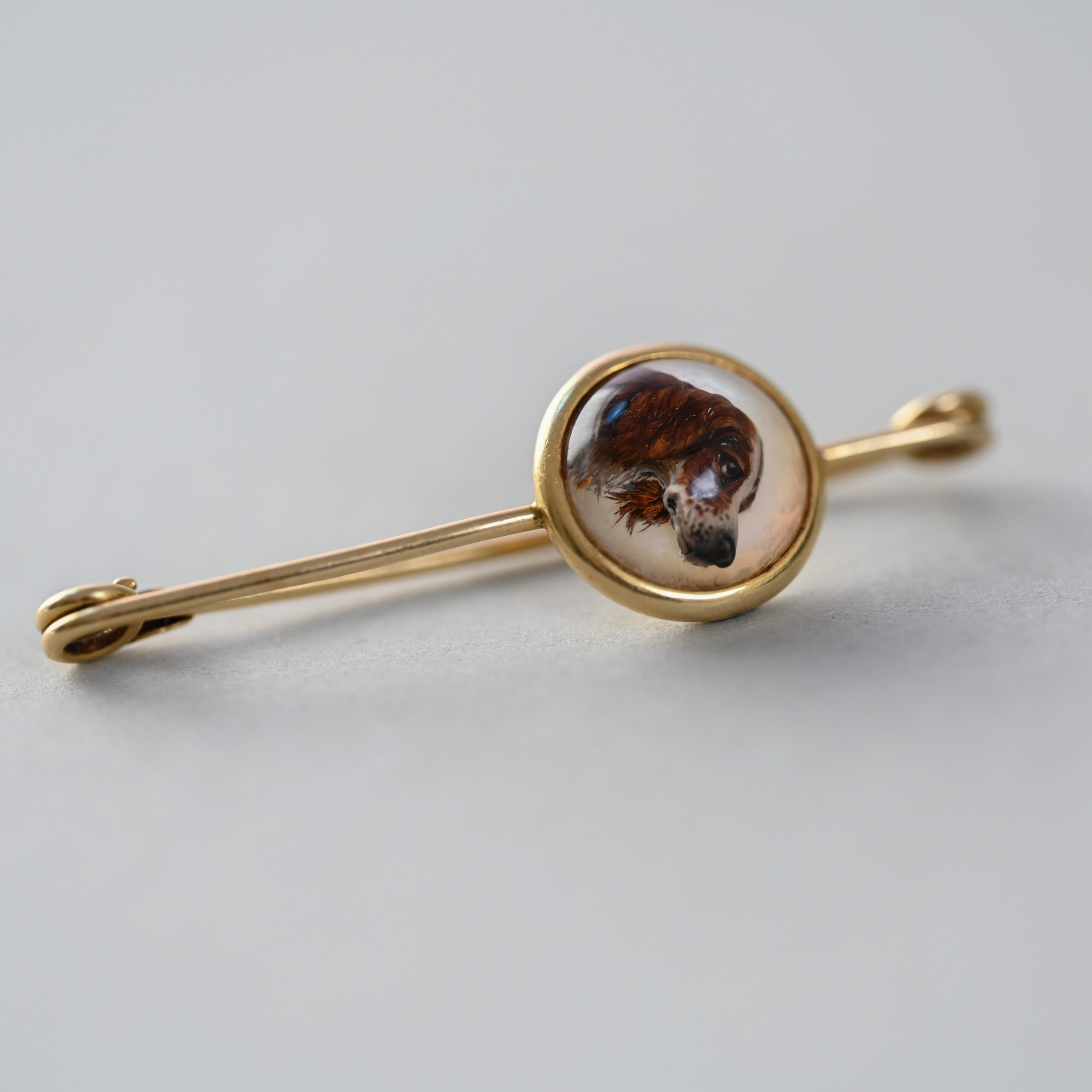 Antique Victorian 15ct gold reverse painted Essex Crystal Cocker Spaniel dog brooch pin, c.1880s - 1900 - Image 4