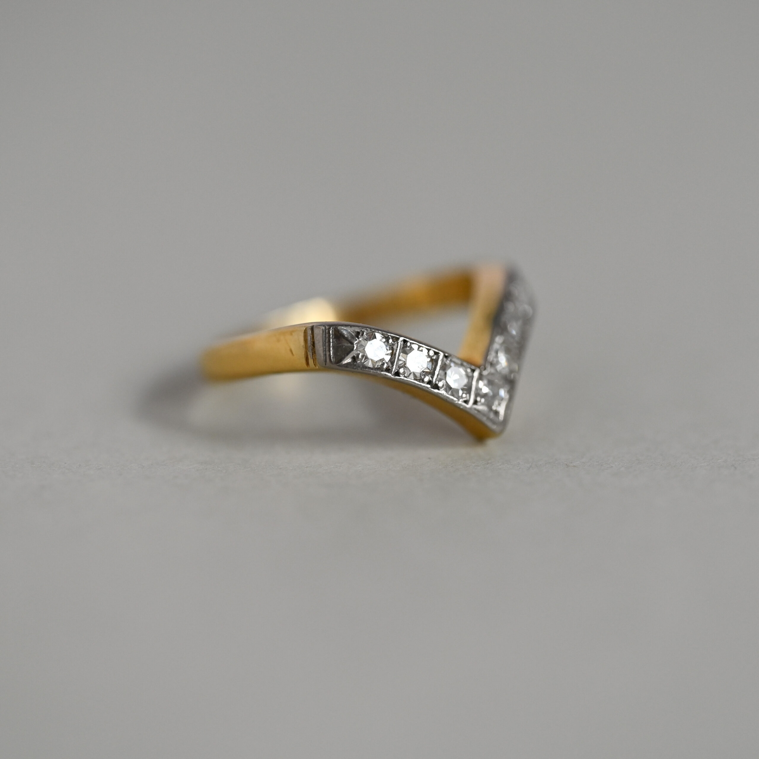 Classic 18ct gold diamond chevron ring - Image 2