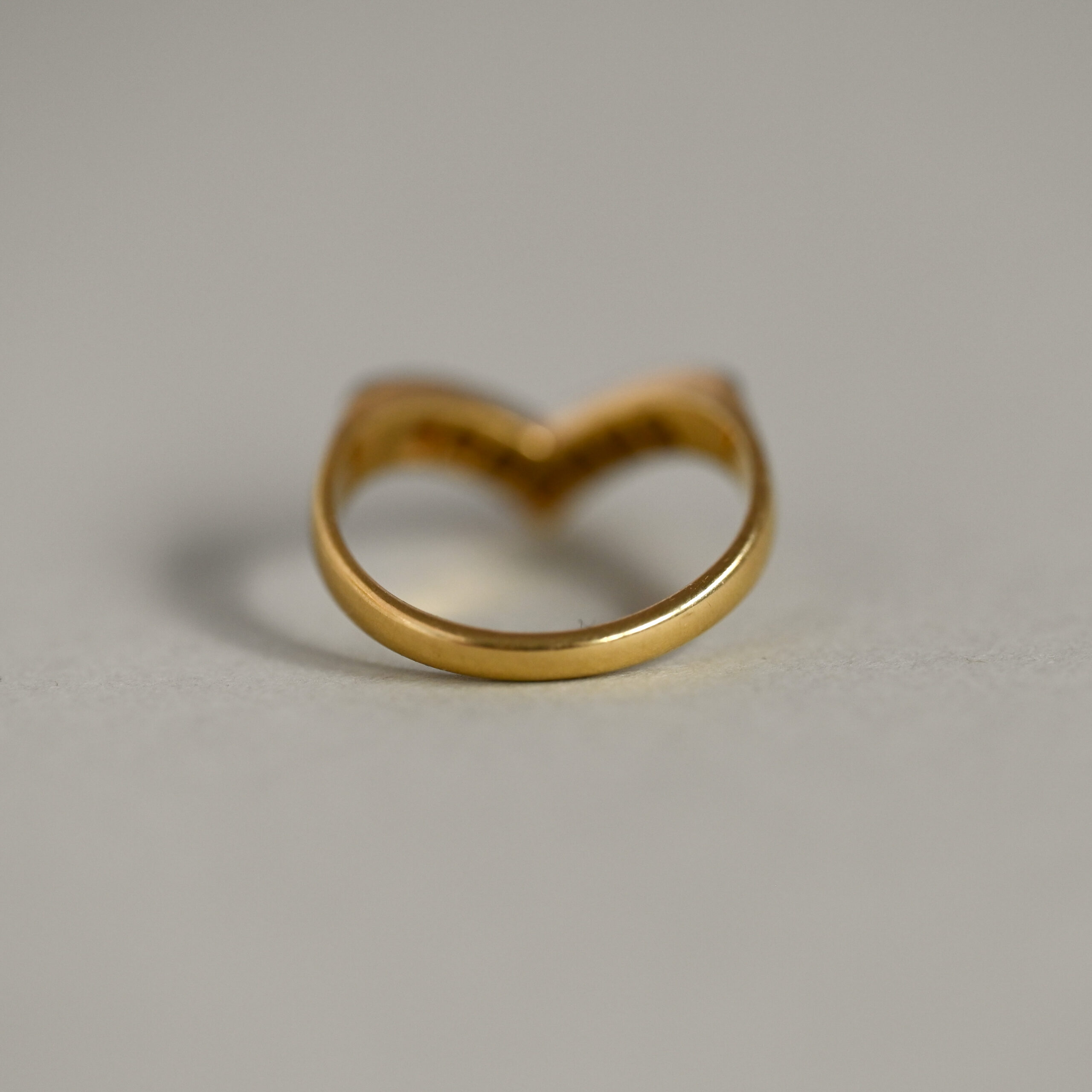 Classic 18ct gold diamond chevron ring - Image 3