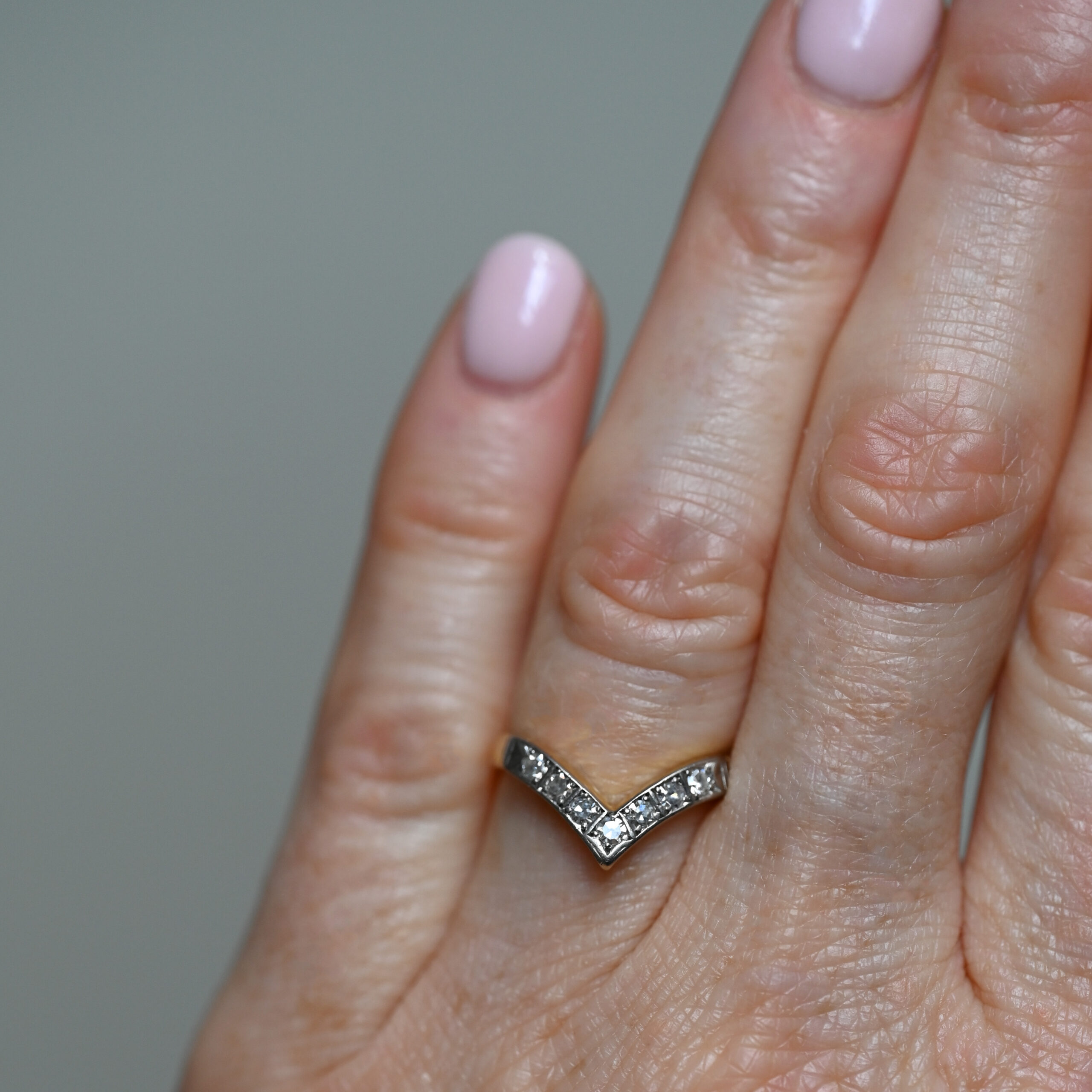 Classic 18ct gold diamond chevron ring - Image 4