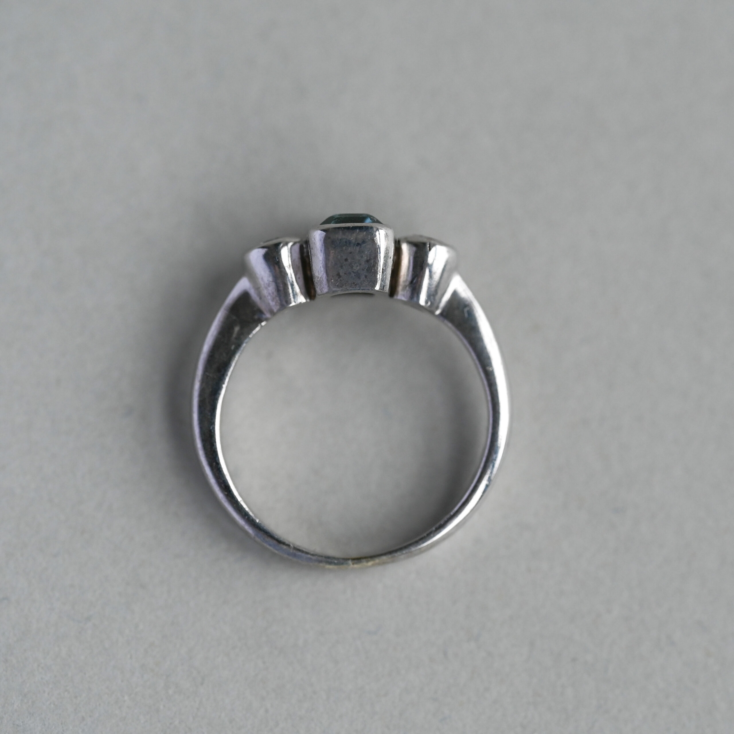 Classic 9ct white gold aquamarine and diamond three stone ring - Image 4