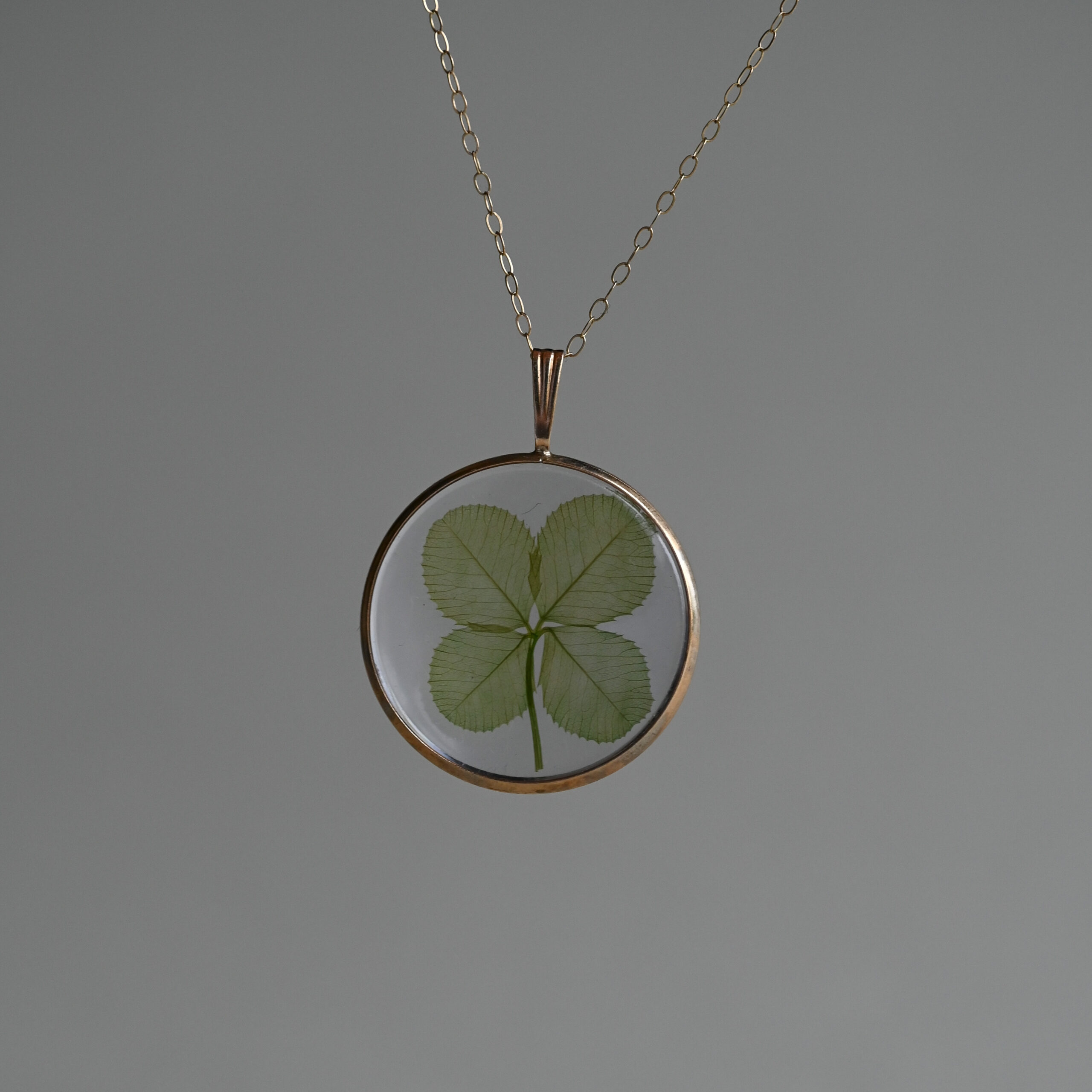 Vintage 9ct gold pressed four leaf clover glazed pendant and fine chain necklace