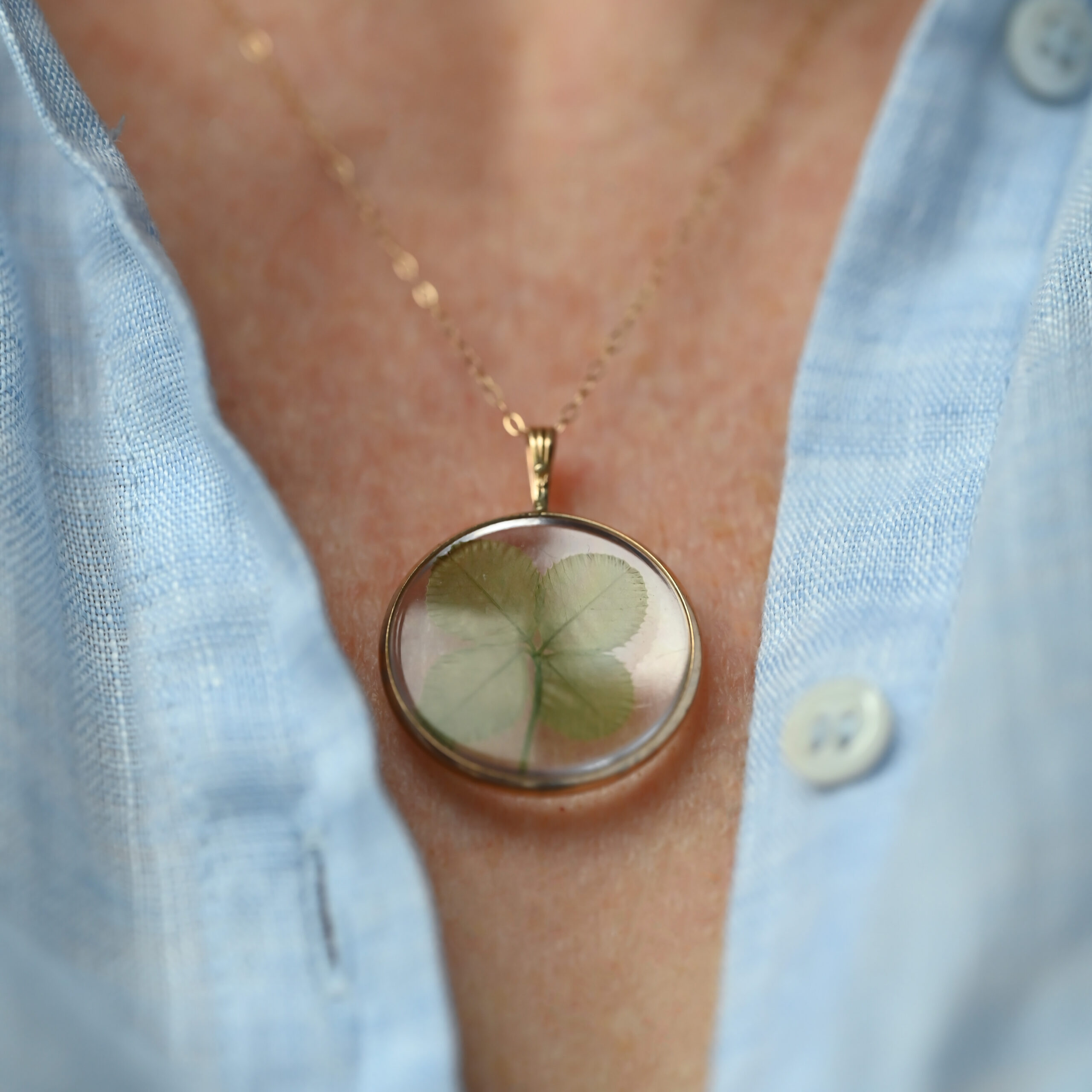 Vintage 9ct gold pressed four leaf clover glazed pendant and fine chain necklace - Image 3