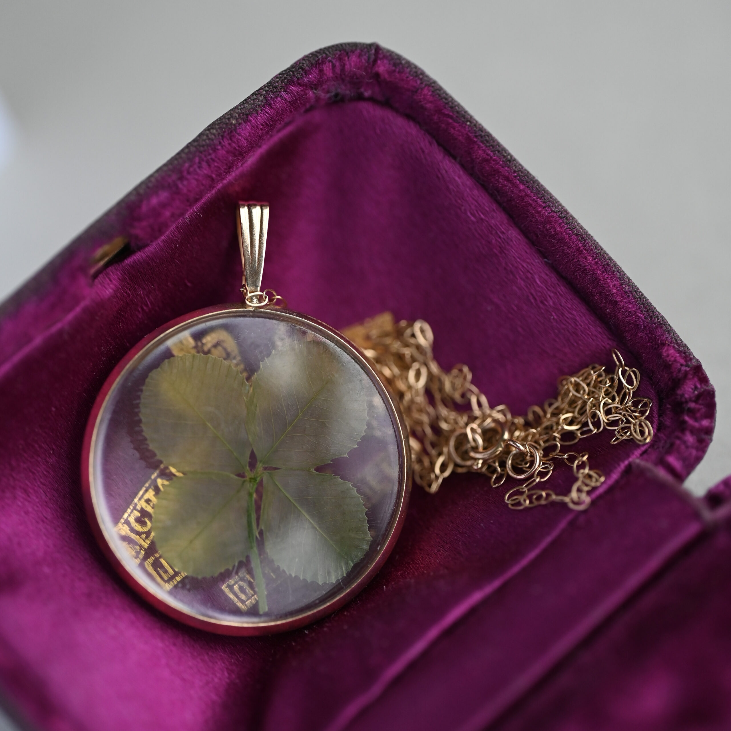 Vintage 9ct gold pressed four leaf clover glazed pendant and fine chain necklace - Image 2