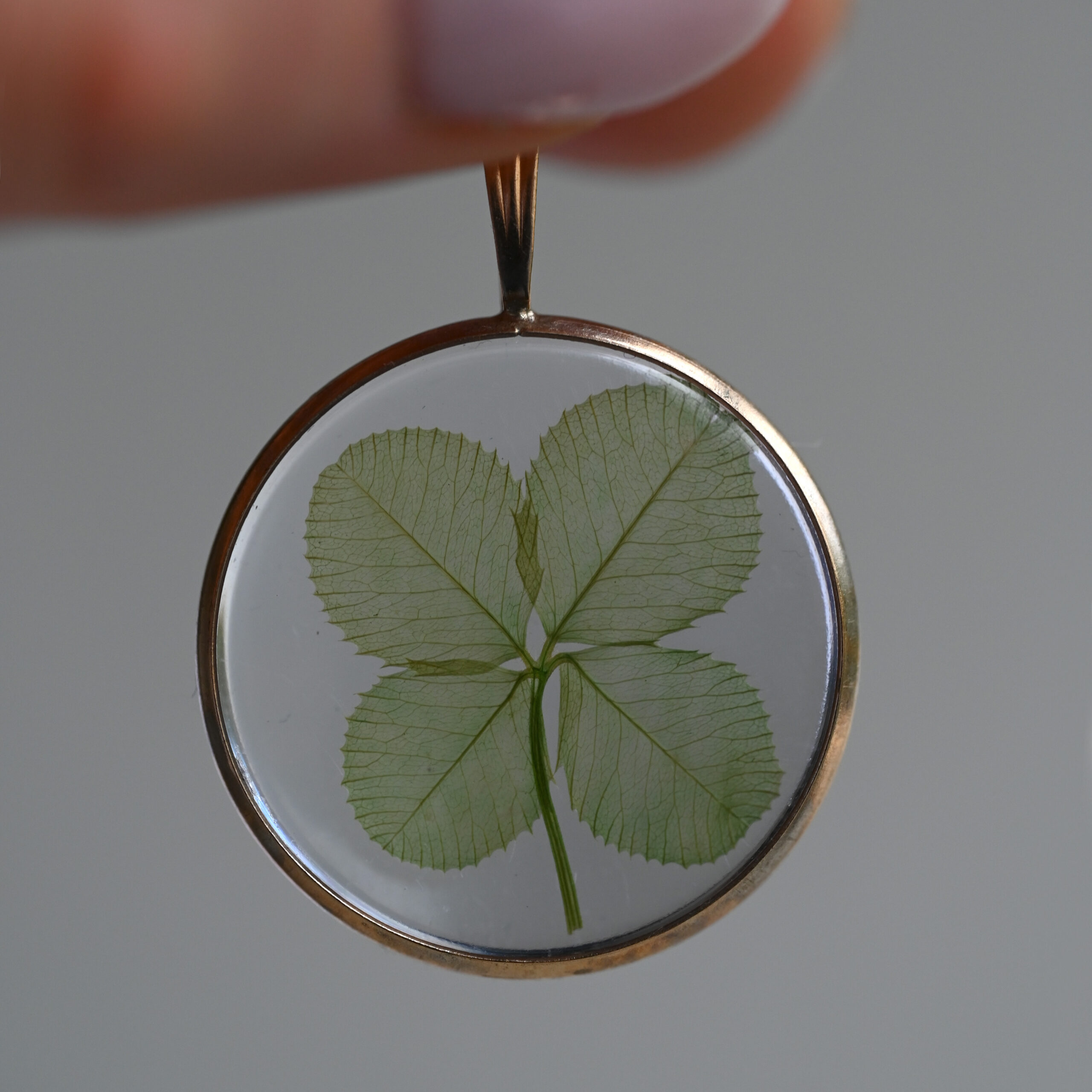Vintage 9ct gold pressed four leaf clover glazed pendant and fine chain necklace - Image 4